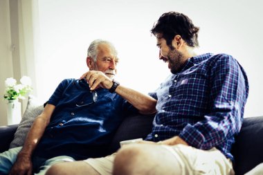 Aile zamanı baba ve oğul tatilde evde yaşam tarzı hakkında konuşuyorlar..