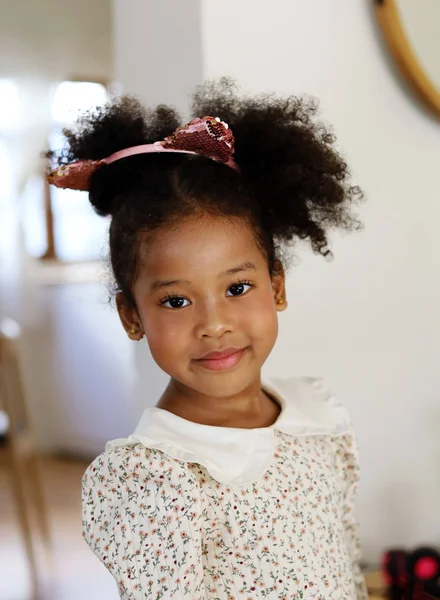 Belle Fille Afro Américaine Enfant Sourire Portrait — Photo