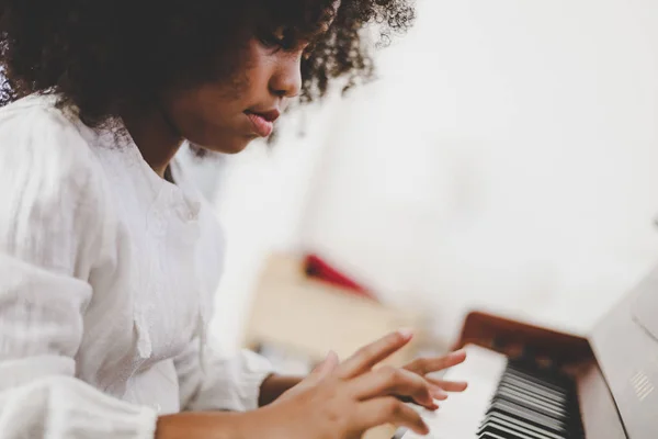 Африканская Девочка Играет Клавиатуре Пианино Классе Учась Комнате — стоковое фото