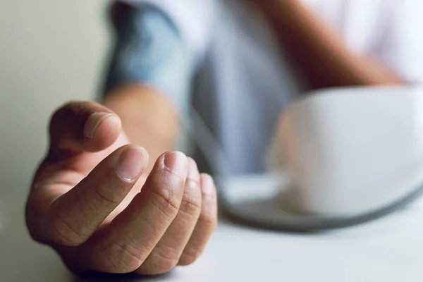 Primo Piano Uomo Misura Pressione Solo Nella Stanza — Foto Stock