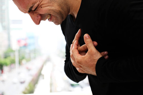 Молодые спортсмены крупным планом чувствуют боль в груди перед утренней пробежкой
.