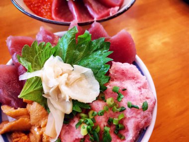 Restoranda çiğ balık yemeği..