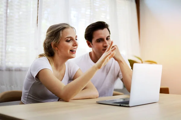 Pareja Feliz Amante Hablar Saludar Mano Una Videoconferencia Línea Con —  Fotos de Stock