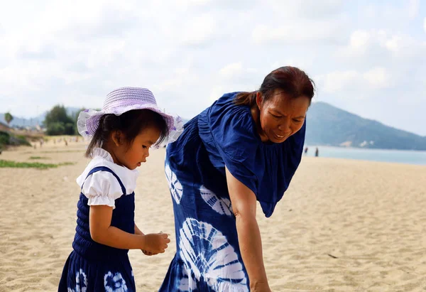 Bela Ásia Avó Menina Estão Praia Fim Semana Férias Phuket — Fotografia de Stock