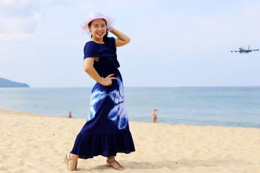 Güzel Asyalı kadın gülümsüyor ve yaz tatilinde Phuket, Tayland 'da seyahat ediyor..