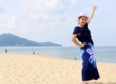 Güzel Asyalı kadın gülümsüyor ve yaz tatilinde Phuket, Tayland 'da seyahat ediyor..