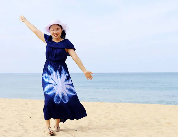 Hermosa Mujer Asia Sonrisa Retrato Viajar Verano Playa Phuket Tailandia —  Fotos de Stock