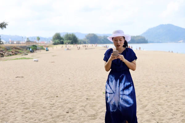 Linda Ásia Jovem Mulher Sorrir Retrato Praia Verão Phuket Tailândia — Fotografia de Stock