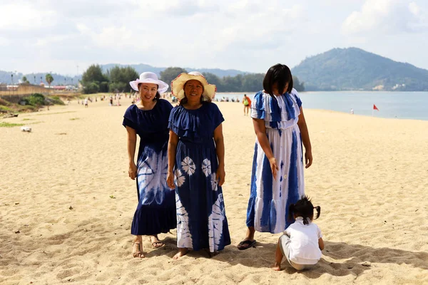 Família Asiática Bonita Viajando Andando Praia Phuket Tailândia — Fotografia de Stock