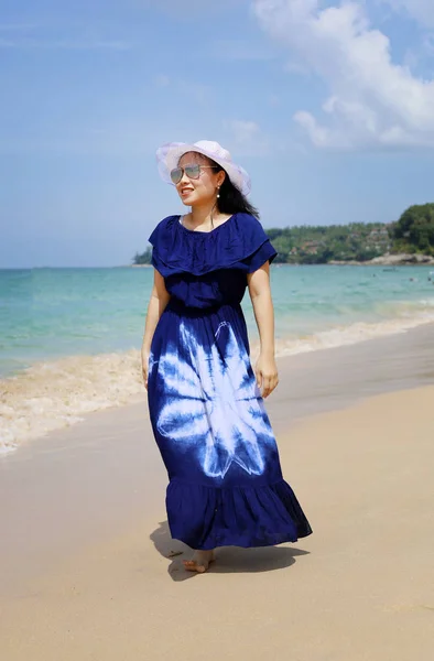 Linda Ásia Jovem Mulher Sorrir Retrato Praia Verão Phuket Tailândia — Fotografia de Stock