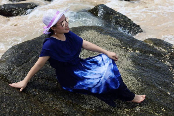 Linda Ásia Jovem Mulher Sorrir Retrato Praia Verão Phuket Tailândia — Fotografia de Stock