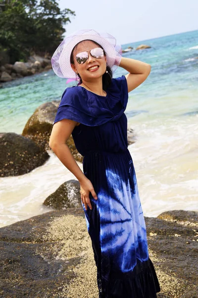 Linda Ásia Jovem Mulher Sorrir Retrato Praia Verão Phuket Tailândia — Fotografia de Stock