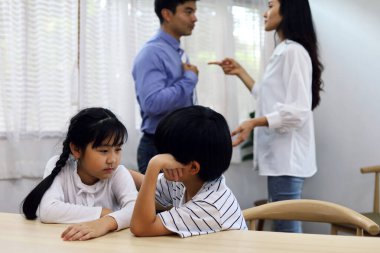 Aile sorunları konsepti, anne ve babanın evde kavga etmesi çocukların kendilerini kötü hissetmesine neden oluyor..
