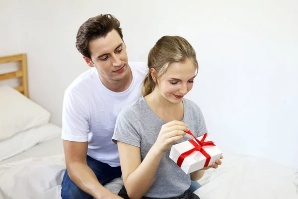 Junges Liebespaar Überrascht Mit Valentinstag — Stockfoto