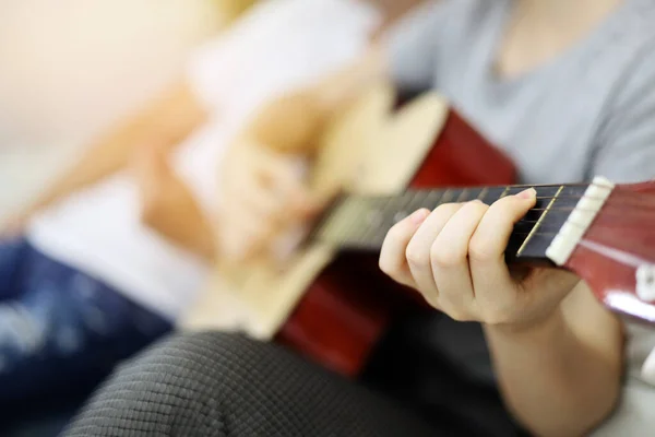 침실에서 기타를 연주하는 — 스톡 사진