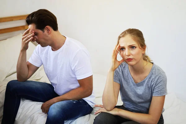 Jonge Geliefden Zitten Droevig Slaapkamer Vervelen Zich Met Liefdesproblemen — Stockfoto