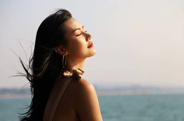 Азиатская Женщина Сексуальна Улыбчива Пляже Мягкий Восход Солнца Лице — стоковое фото