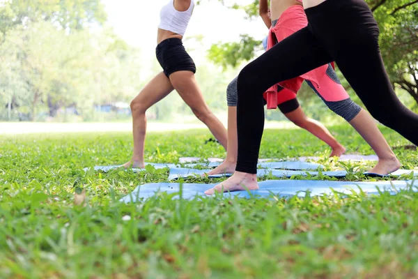 Retrato Felicidad Mujer Joven Ejercicio Yoga Por Mañana Jardín Parque —  Fotos de Stock