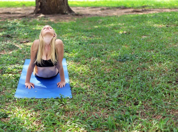 Retrato Felicidad Mujer Joven Ejercicio Yoga Por Mañana Jardín Parque — Foto de Stock