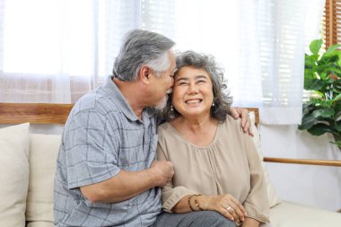 Mutlu son sınıf aşıkları gülümseme portresi ve evde yaşam tarzı.