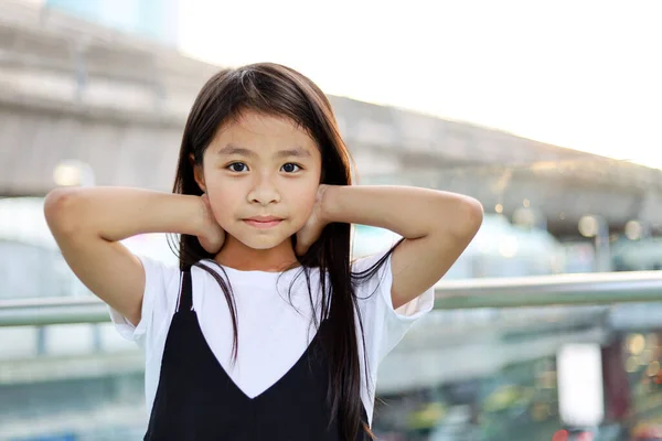 Portrait Beautiful Kid Girl Smile Traveling Relaxation Summer Walking Street — Stock Photo, Image