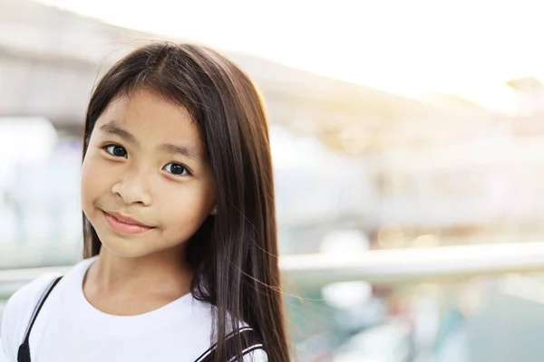 Портрет Красива Дівчинка Посміхається Подорожує Релаксацією Влітку Пішохідній Вулиці — стокове фото