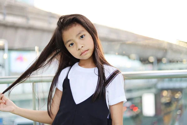 Портрет Красива Дівчинка Посміхається Подорожує Релаксацією Влітку Пішохідній Вулиці — стокове фото