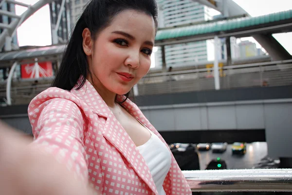 幸福アジアの女性の笑顔の肖像画と自撮り 歩行街 — ストック写真