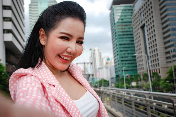 Glück Asiatische Frau Lächelt Porträt Und Selfie Der Fußgängerzone — Stockfoto