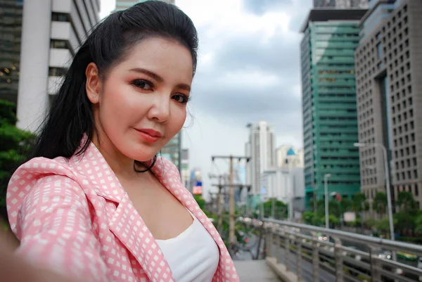 Feliz Mujer Asiática Sonríe Retrato Egoísta Caminar Por Calle — Foto de Stock