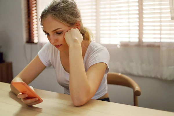 Hermosa Joven Jugando Teléfono Móvil Para Amistad Contacto Que Trabaja —  Fotos de Stock