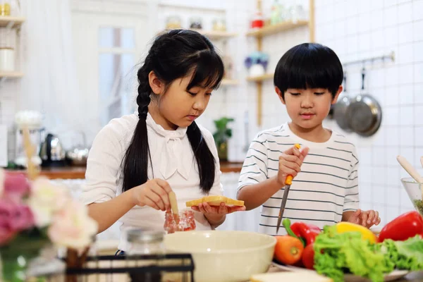 Azja Dwoje Dzieci Gotuje Jedzenie Kuchni Wakacjach Domu — Zdjęcie stockowe
