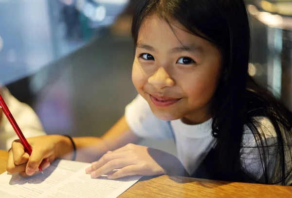 Piękne Dziecko Dziewczyna Pisanie Pracy Domowej Wakacje Kawiarni Kawy — Zdjęcie stockowe