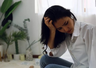 Portre kadını endişeli ve üzgün. Covid-19 'dan sonra evde kalıyor..