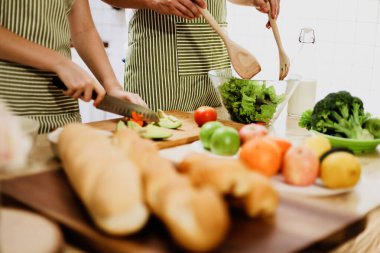 Mutluluk genç çift aşıkları eğlence ve mutfakta kahvaltı için yemek pişirme.