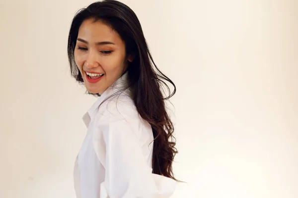 Gyönyörű Fiatal Ázsiai Mosoly Portré Fehér Fal Háttér Otthon — Stock Fotó