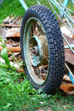 eski ahşap sepeti fikir bahçe çakıl üsteki kil Demlikli