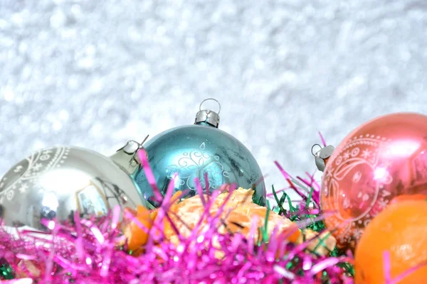 赤いナプキン クリスマス ツリーのおもちゃ みかんとテーブルの上のキャンドル 毛皮木の枝と新年のテーブルの上の果物 — ストック写真