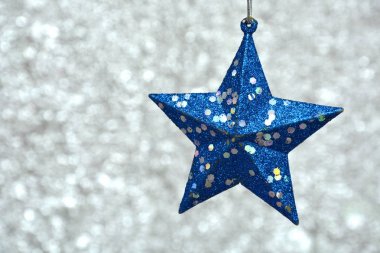 Noel ağacı oyuncaklar kırmızı peçete üzerinde. Mandalina ve mumları masanın üzerinde. Bir kürk-ağaç dalı ve meyve bir yılbaşı masada.