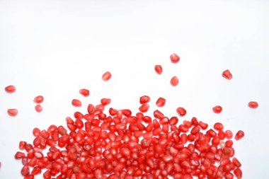 Beyaz arkaplanda izole edilmiş nar