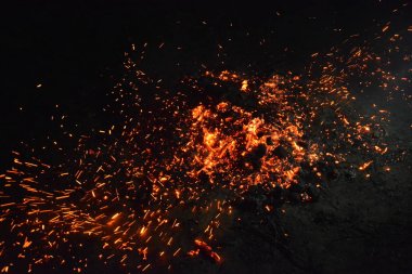 Yangın duman güzel alev ahşap ile ateş