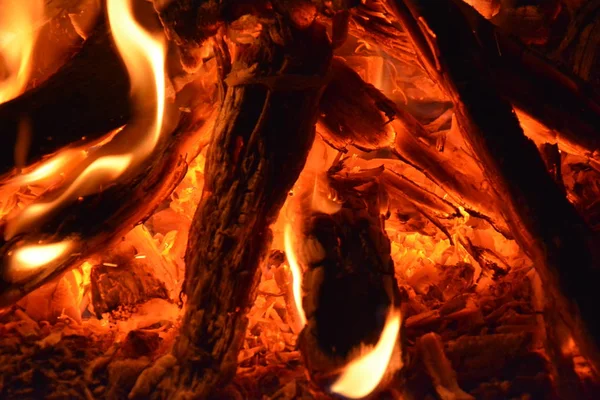 薪の煙の美しい炎が付いている火します — ストック写真
