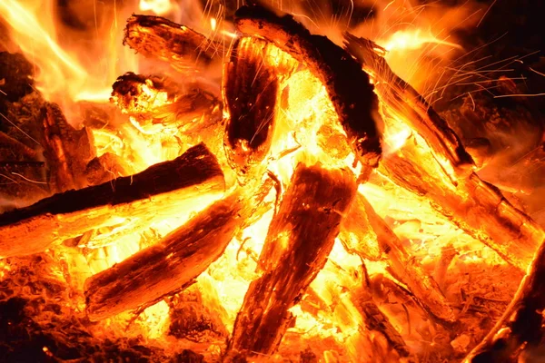 薪の煙の美しい炎が付いている火します — ストック写真