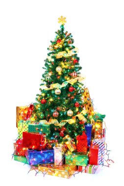 Süslenen Noel ağacı renkli hediyeler tarafından çevrili. Isolat