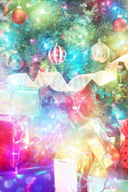 Yılbaşı süsleri ve hediyeleri renkli arka plan