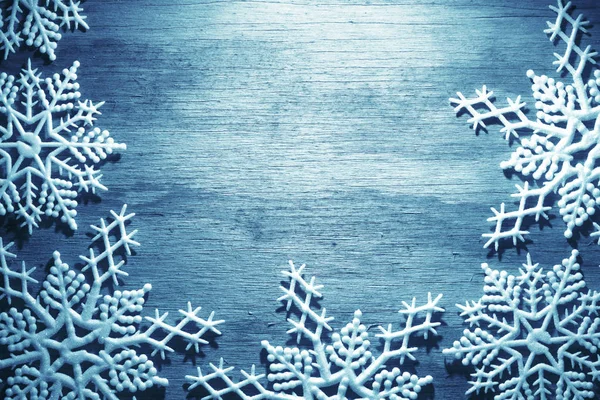 Schneeflocken auf Holzgrund — Stockfoto