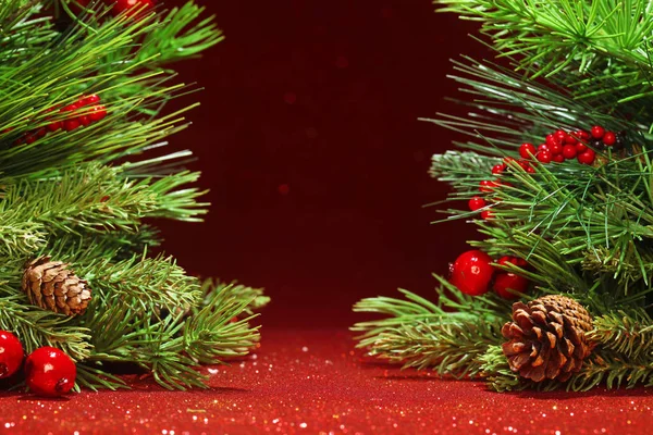 Ramas de árbol de Navidad sobre fondo rojo brillante —  Fotos de Stock