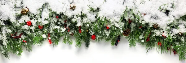 Χριστουγεννιάτικα κλαδιά καλυμμένα με χιόνι — Φωτογραφία Αρχείου