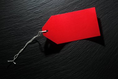 Koyu arka plan üzerinde boş fiyat etiketleri