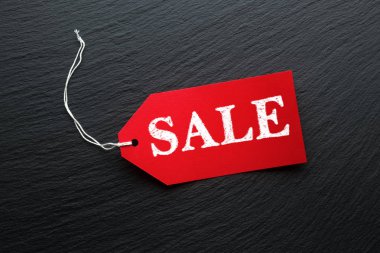 Satılık fiyat etiketleri koyu arka plan üzerinde